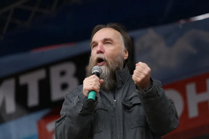 Alekszandr Dugin beszél az önhatalmúlag kikiáltott Donyecki és Luhanszki Népköztársaságok támogatására rendezett "Csata Donbaszért" elnevezésű gyűlésen Moszkvában 2014. október 18-án – Fotó: Moscow News Agency / Reuters