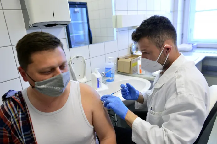 32-szer nagyobb valószínűséggel haltak meg Magyarországon az oltatlanok az oltottakhoz képest a koronavírus-járvány negyedik hullámában