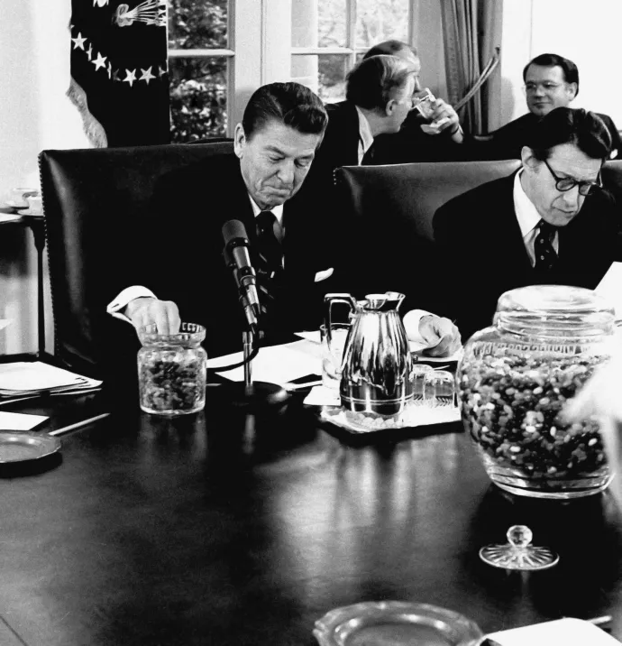 Ronald Reagan egy Fehér Házban folytatott tárgyaláson nyúl a jelly beanes üvegbe 1985-ben – Fotó: BCU Photo Bank / NBCUniversal / Getty Images