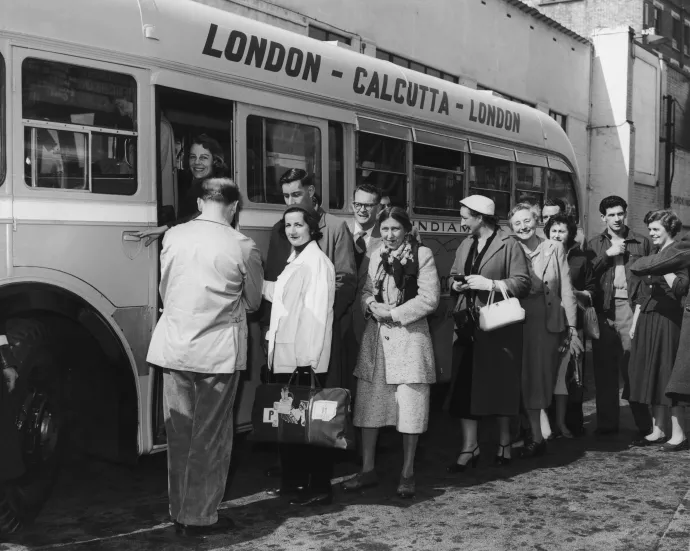 Utasok szállnak fel a leghosszabb buszjáratra a londoni Victoria Coach Station állomáson, 1957. április 15-én – Fotó: Fox Photos / Getty Images