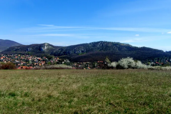 Csobánka és az Oszoly látképe a Hosszú-hegy előtt – Fotó: Tenczer Gábor / Telex