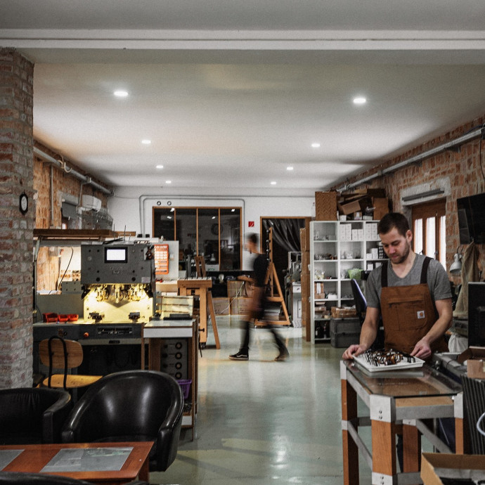 Egy pécsi manufaktúra támasztja fel az egyik legnagyobb szocialista szemüvegmárkát