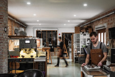 Egy pécsi manufaktúra támasztja fel az egyik legnagyobb szocialista szemüvegmárkát