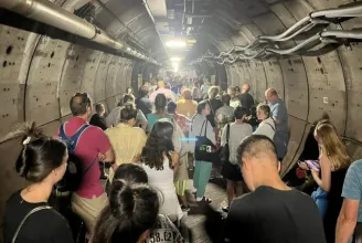 Lerobbant egy vonat a Csatorna-alagútban