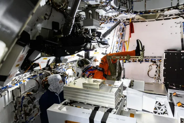 A SLS rakéta tetején lévő Artemis 1 Orion legénységi modulban rögzített Moonikin Campos parancsnok 2022. augusztus 3-án – Fotó: NASA