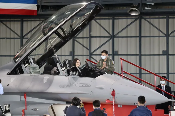 Caj Jing-ven tajvani elnök egy F–16V harci géppé átalakított korábbi F–16A/B repülő pilótafülkéjében a Tajvan délnyugati részén fekvő Csiaji légi támaszpontján 2021. november 18-án – Fotó: Ritchie B. Tongo / EPA / MTI