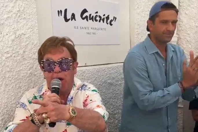 Hat év után új dalban énekel Britney Spears, Elton John a hivatalos megjelenés előtt lőtte le a poént