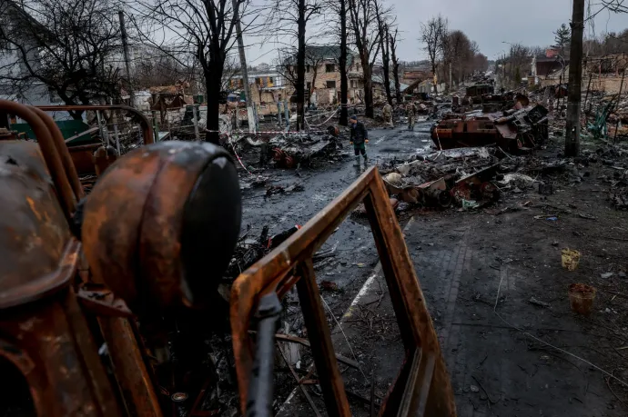 Kiégett orosz harckocsik Bucsában, miután a megszálló csapatok elhagyták Kijev környékét – Fotó: Huszti István / Telex