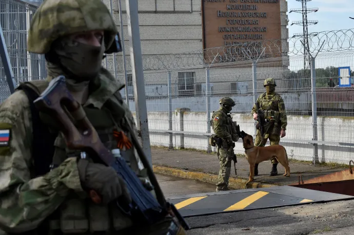 Orosz katonák járőröznek a Nova Kahovka-i vízierőműben Herszon közelében – Fotó: Olga Maltsega / AFP