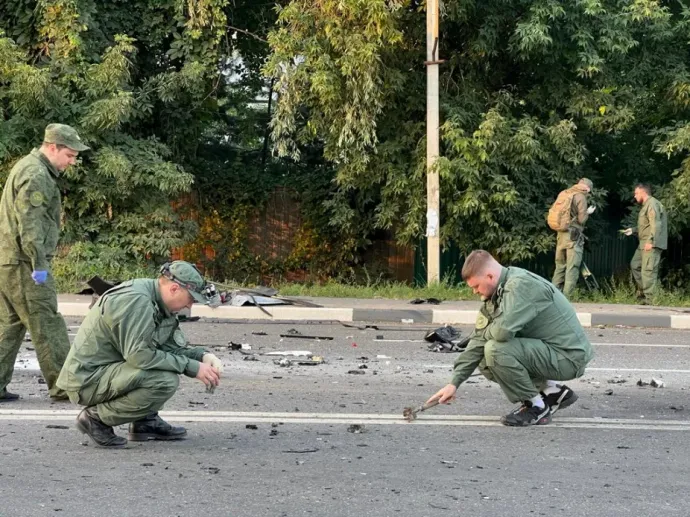 Nyomozók az Alekszandr Dugin orosz ultranacionalista ideológus lánya, Darja Dugina elleni pokolgépes merénylet helyszínén Moszkvában 2022. augusztus 21-én – Fotó: Orosz Nyomozó Bizottság / Reuters