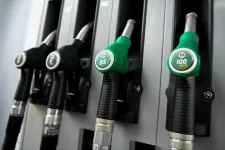 Újabb drágulás: péntektől 687 forint a benzin, 794 a dízel piaci ára