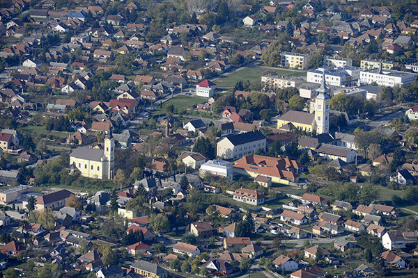 Légifotó Mezőcsátról. Forrás: Wikipedia