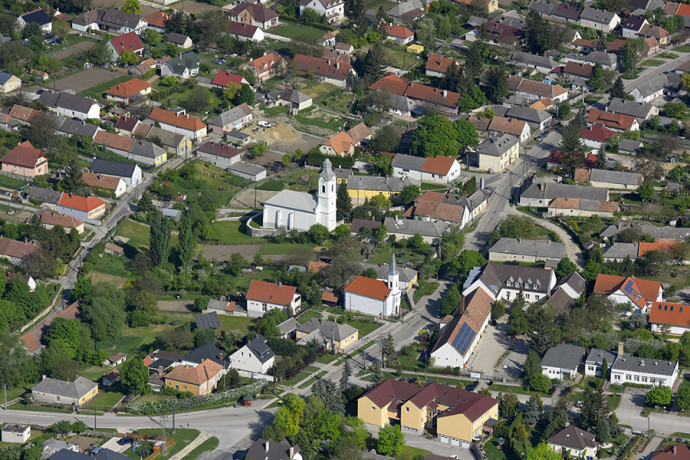 A Veszprém megyei Nemesvámos légi fotón. Forrás: Wikipedia