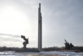 Ledöntötték a szovjet obeliszket a rigai Győzelem parkban