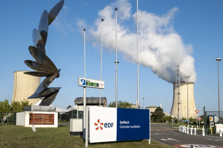 A golfechi atomerőmű Franciaországban 2022. július 3-án, aminek az egyik reaktora részben leállt – Fotó: Francois Laurens / Hans Lucas / AFP