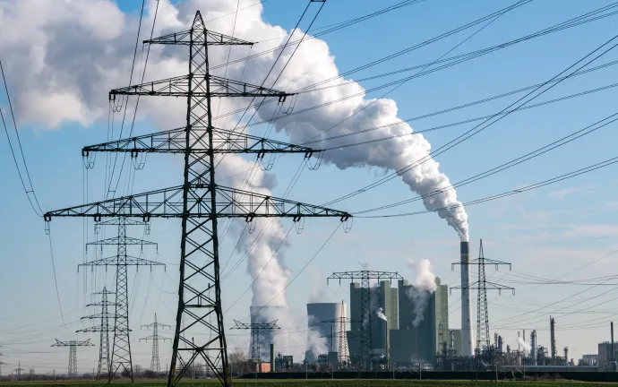 A lignittüzelésű Schkopau erőmű 2034-ig üzemel. A német szövetségi kormány, a tartományok és az üzemeltetők döntése nyomán 2038-ig fokozatosan leállítják a szénfelhasználást – Fotó: Hendrik Schmidt / dpa-Zentralbild / AFP