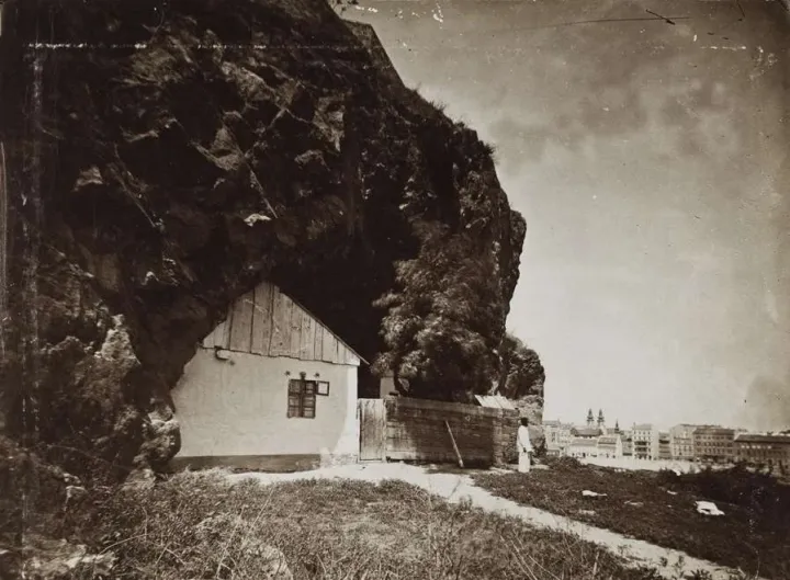 Barlanglakás a későbbi Sziklatemplom helyén (1874) Forrás: Fortepan/Budapest Főváros Levéltára.
