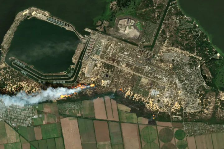 Tűz látszik egy műholdfelvételen a zaporizzsjai erőmű közvetlen közelében 2022. augusztus 24-én – Fotó: European Union / Copernicus Sentinel-2 imagery / Reuters