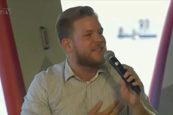 Videón, ahogy Hajnal Miklós szembesül a fideszes „gondolatexpó” közönségével