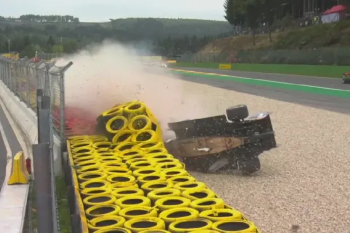 Megint életet menthetett a fejvédő bukókeret, ezúttal az F3-ban