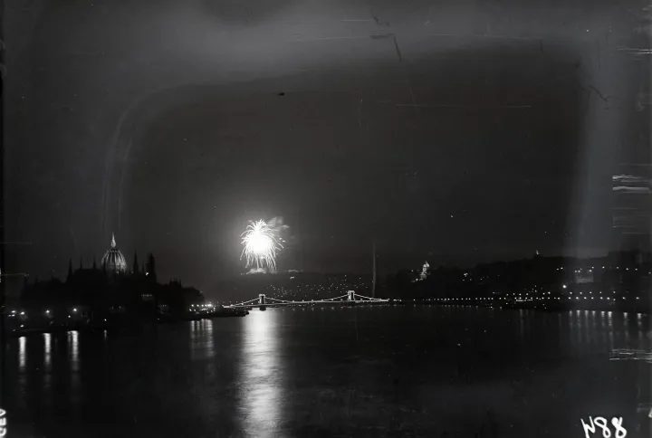 Így nézett ki a tűzijáték a Margit hídról 1932. augusztus 20-án – Fotó: Bojár Sándor / Fortepan