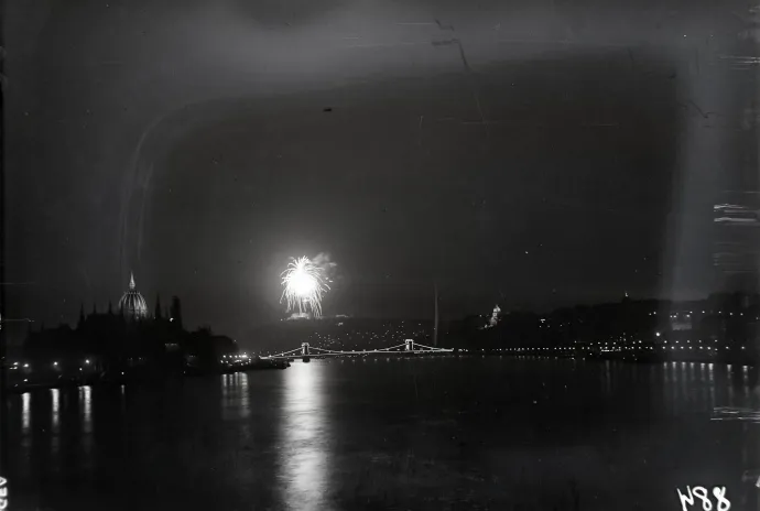 Így nézett ki a tűzijáték a Margit hídról 1932. augusztus 20-án – Fotó: Bojár Sándor / Fortepan