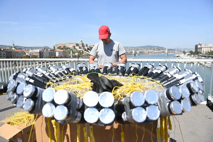 A tűzijáték pirotechnikai eszközeit telepítik a Nuvu Kft. szakemberei az Erzsébet hídon 2022. augusztus 18-án – Fotó: Illyés Tibor / MTI
