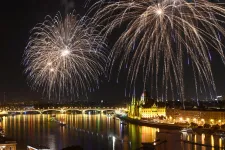 Fényfestéssel lerombolt Parlament, óriáskokárda és tűzvízesés – ez volt az ünnepi show