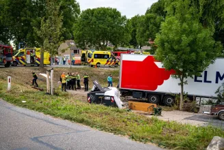Többen is életüket vesztették Hollandiában, miután egy kamion a városi ünnepség közepébe hajtott