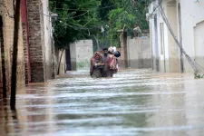 Közel ezer ember vesztette eddig életét a pakisztáni árvizekben