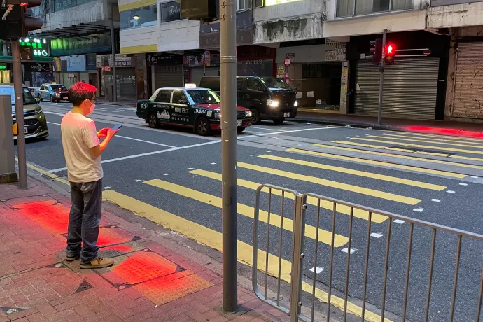 Járdára vetítik a tilos jelzést a mobilozók miatt Hongkongban