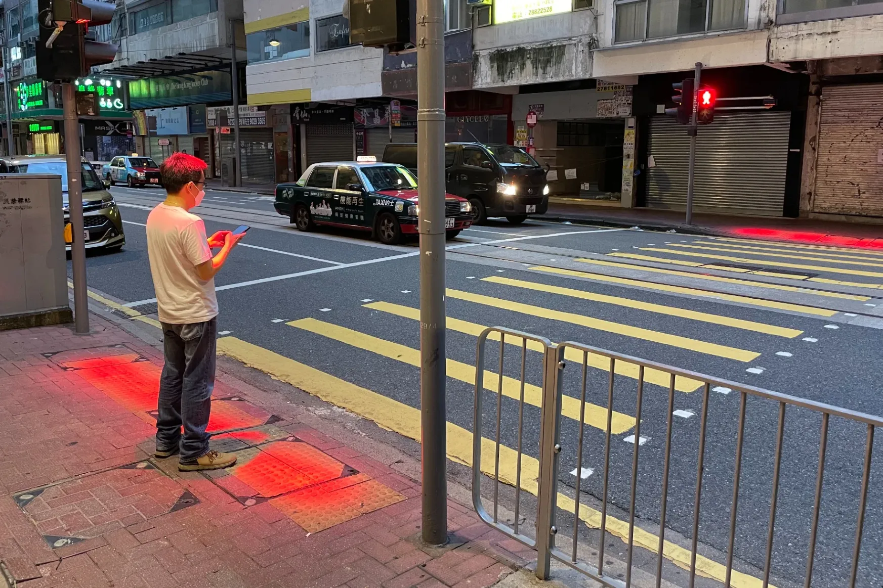 Járdára vetítik a tilos jelzést a mobilozók miatt Hongkongban