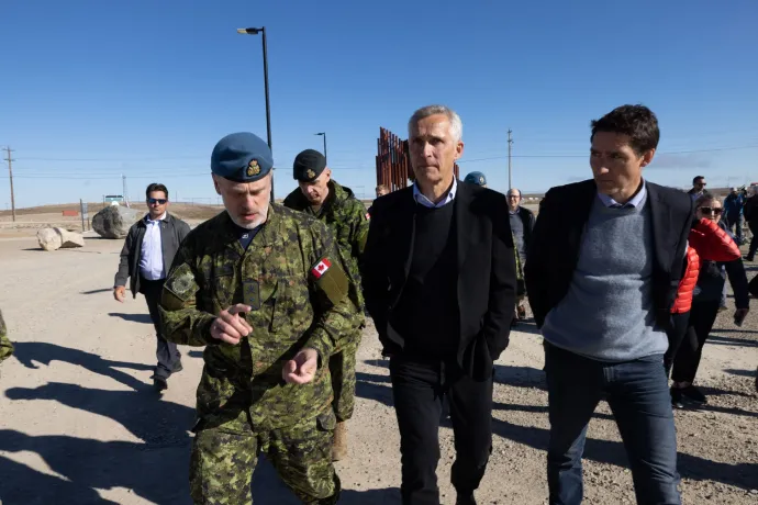 Jens Stoltenberg és Justin Trudeau kanadai miniszterelnök egy északi-sarki kutatóbázis bejárásán augusztus 25-én – Fotó: NATO / AFP