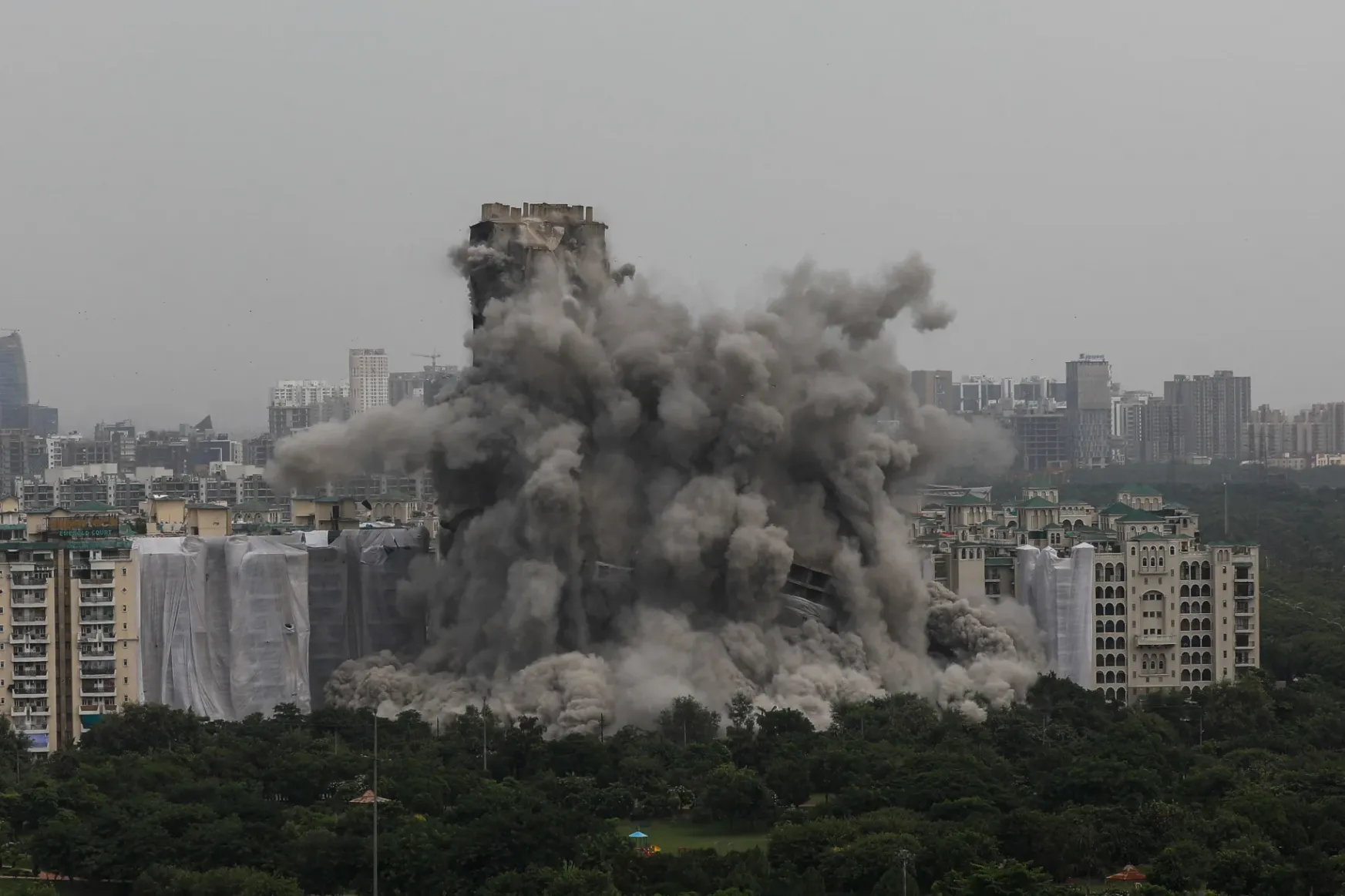 Száz méter magas, illegálisan épült toronyházakat romboltak le Indiában