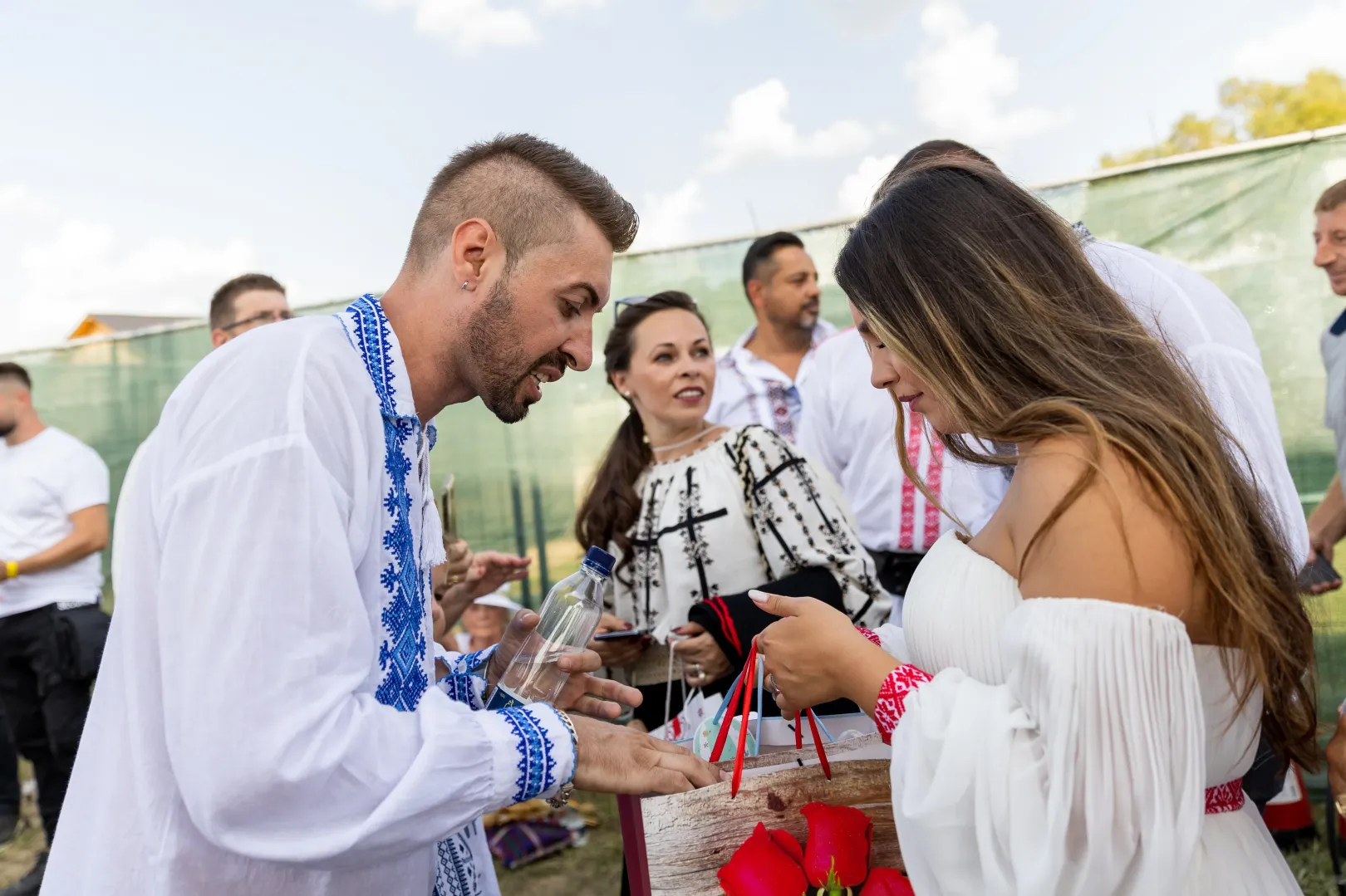 Egy férfi ajándékot ad át a menyasszonynak – Fotó: Tóth Helga / Transtelex