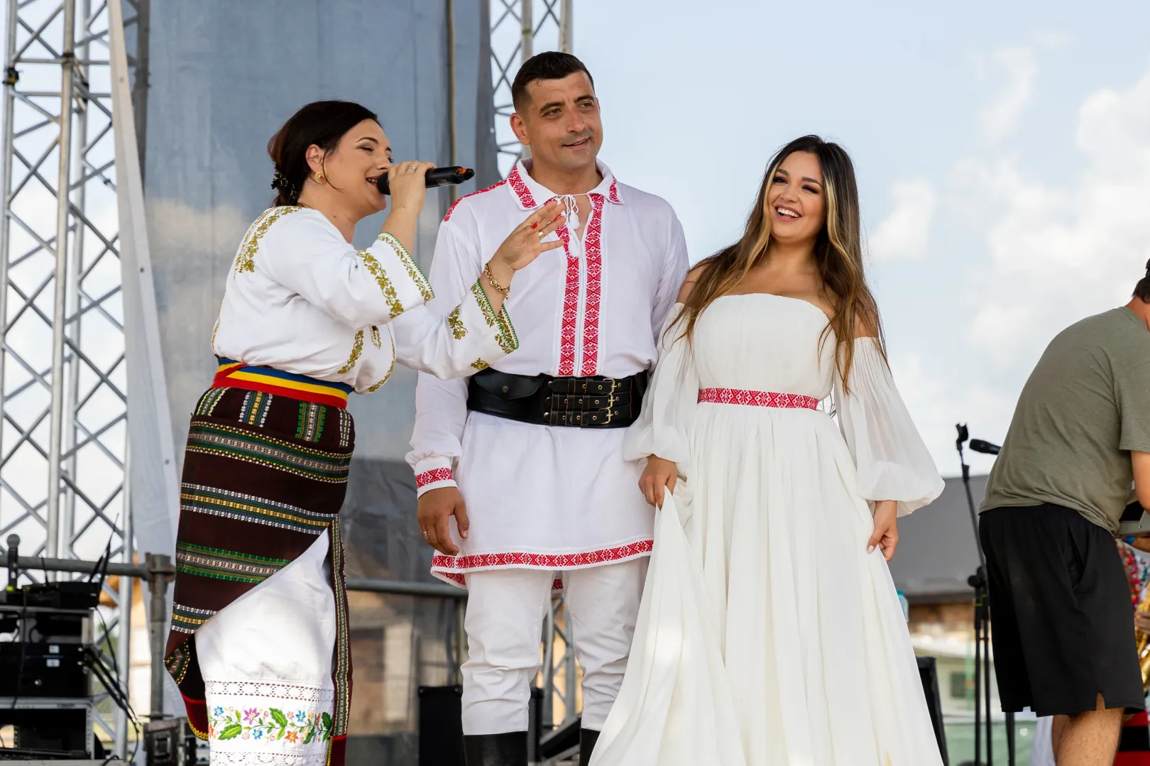Laura Olteanu közösen énekel a színpadon a menyasszonnyal – Fotó: Tóth Helga / Transtelex