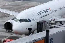 Felfüggesztettek két pilótát, mert felszállás után összeverekedtek egy Air France-gépen