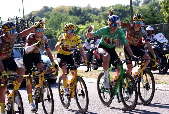 The cyclists of Jumbo-Visma at stage 21 of the Tour de France on 24 July 2022 – Photo: Thomas Samson / Reuters