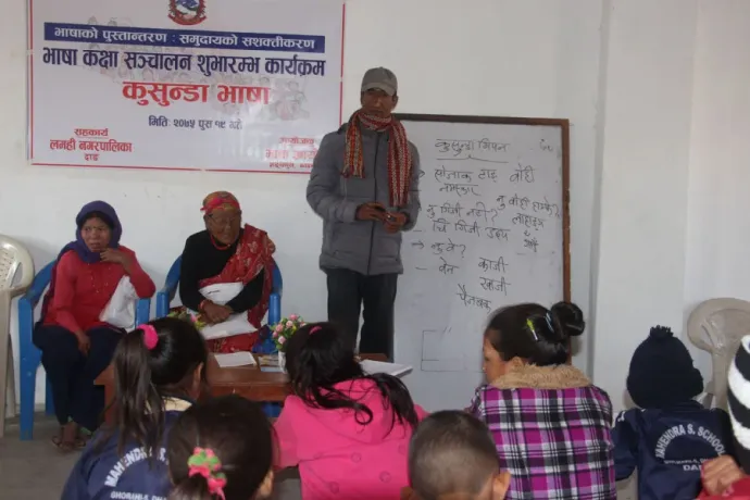Gyani Maiya Sen és testvére, Kamala előadást tart a nyelvükről a lamahi Aadarsha Középiskolában – Fotó: Kathmandu Post