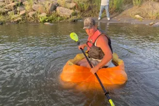 Több mint 60 kilométert evezett egy kivájt tökben egy férfi a Missouri folyón