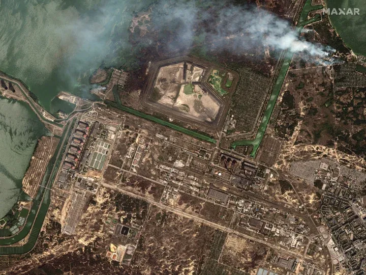 Füst száll fel egy augusztus 29-i műholdfelvételen az atomerőmű közvetlen környezetében – Fotó: Maxar Technologies / Reuters