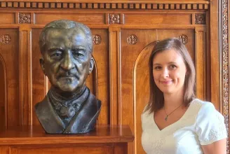 Dúró Dóra parlamenti irodájában avatott Horthy-szobrot a Mi Hazánk