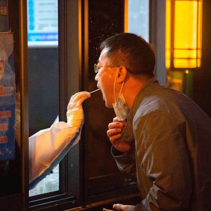 Nyilvános kritika érte a kínai vezetés zéró Covid stratégiáját, majd hirtelen eltűnt az anyag a netről