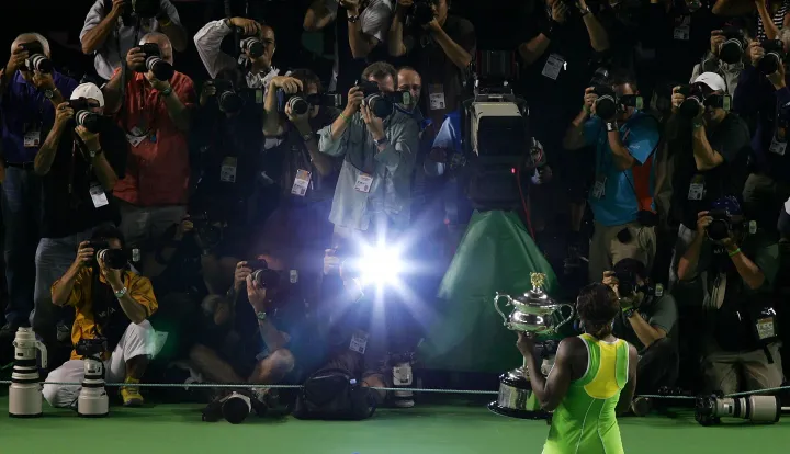 Serena Williams pózol a fotósoknak a trófeával 2007. január 27-én, az Australian Open döntője után – Fotó: Cameron Spencer / Getty Images