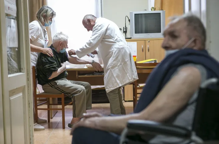 Megkapja egy lakó a német–amerikai fejlesztésű Pfizer–BioNTech koronavírus elleni oltóanyag harmadik, emlékeztető adagját a Magyar Máltai Szeretetszolgálat jánoshalmi idősek otthonában 2021. augusztus 17-én – Fotó: Bús Csaba / MTI