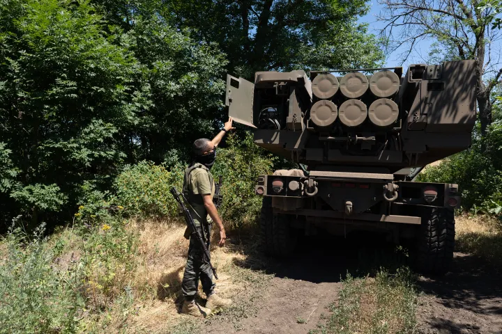 Egy ukrán egység parancsnoka mutatja a HIMARS rakétákat Kelet-Ukrajnában- Fotó: The Washington Post / Getty Images
