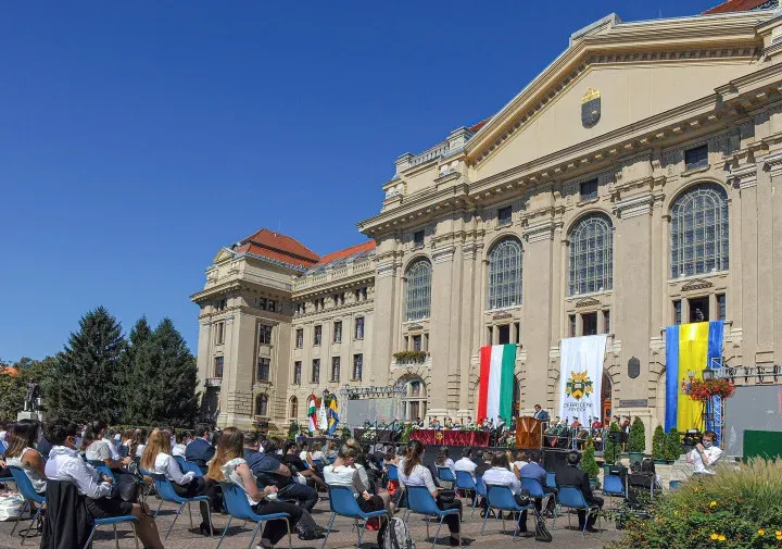 Commencement ceremony in front of the main building of the University of Debrecen on 8 September 2020 – Photo: Tibor Oláh / MTI