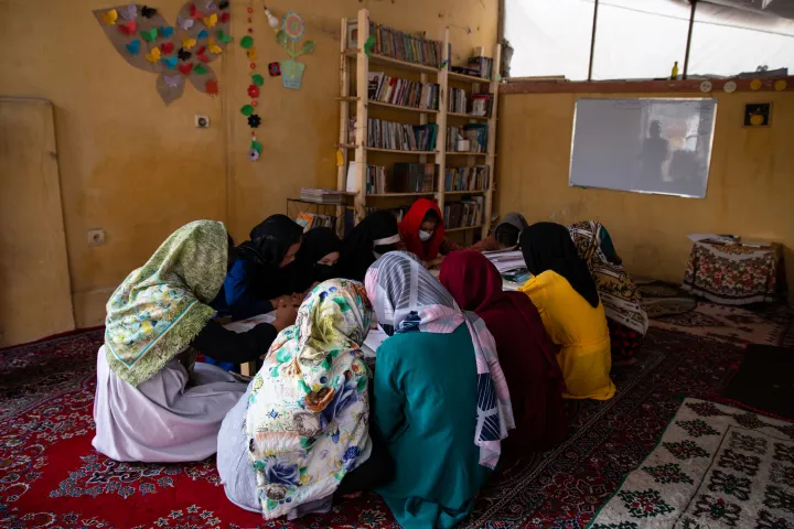 Lányok tanulnak egy titkos iskolában 2022. augusztus 14-én Kabulban – Fotó: Nava Jamshidi / Getty Images
