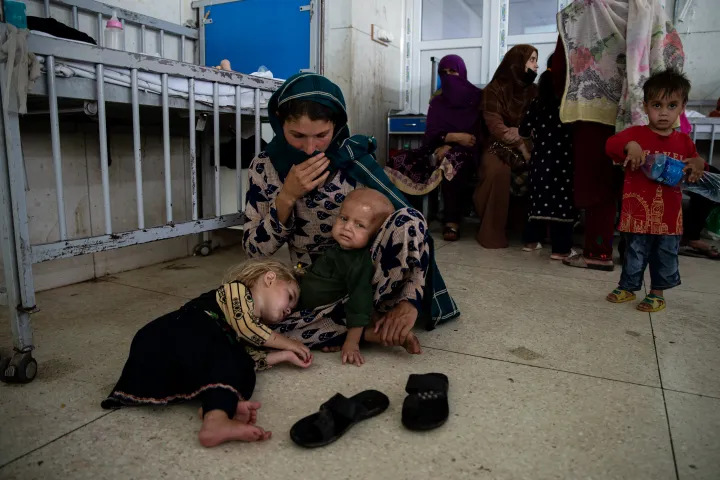 Gyermekek az Indira Gandhi kórház gyermekosztályán alultápláltság miatt kapnak kezelést 2022. augusztus 13-án Kabulban – Fotó: Nava Jamshidi / Getty Images