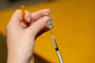 Az EU engedélyezte az első, omikronra szabott vakcinákat